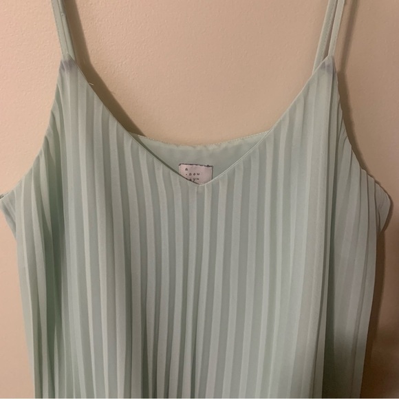 Sea foam/green pleated loose fitting blouse size large EUC - Picture 4 of 4